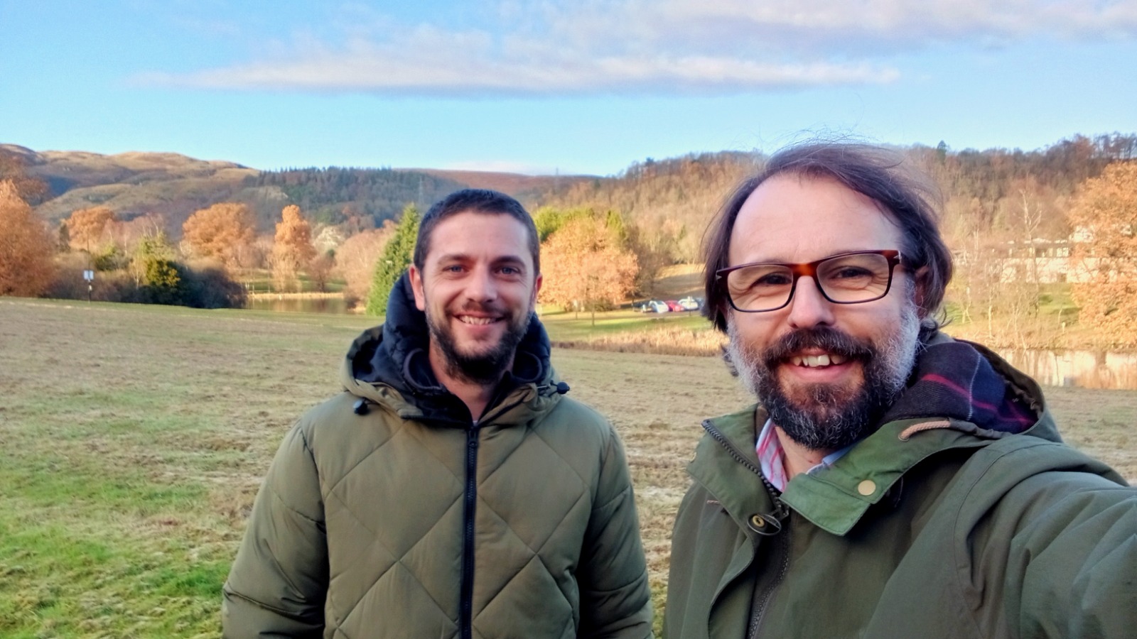 Los investigadores Pablo Burraco y Germán Orizaola en Stirling (Escocia), donde han iniciado un experimento para investigar cómo afecta la radiación al desarrollo larvario de las ranas del género Xenopus // Foto: Germán Orizaola