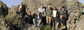 La reina Sofía en la Montaña Palentina, acompañada de Eloy Revilla, director de la EBD-CSIC y del equipo técnico e investigador del proyecto.