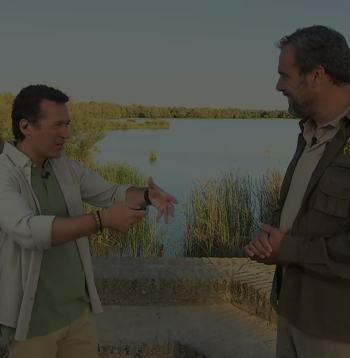 Abel Valero junto a Jacob Petrus, presentador de Aquí la Tierra